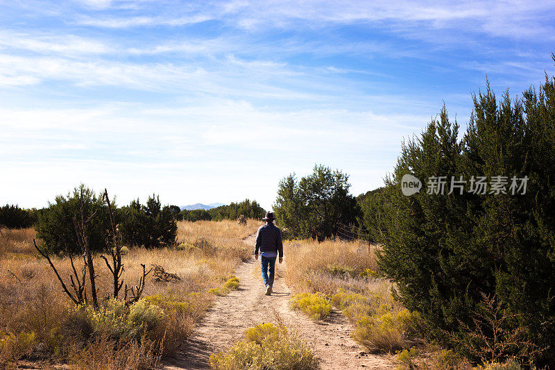 圣塔菲，俄勒冈州:La Cieneguilla岩雕遗址的徒步旅行者